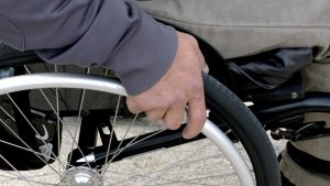 disabile sedia a rotelle carrozzina
