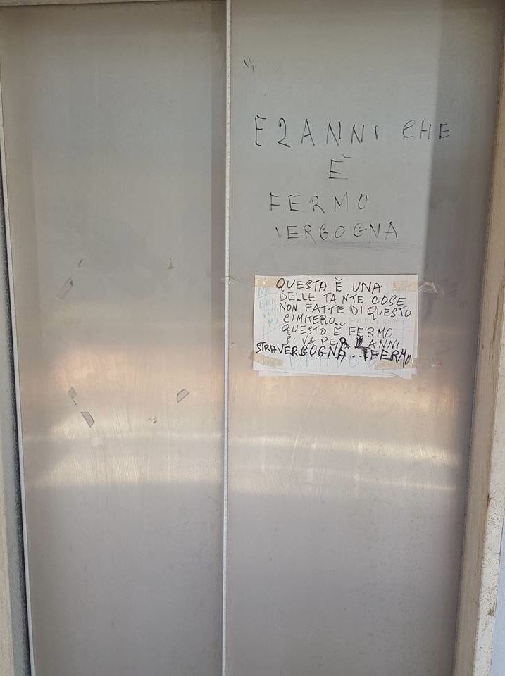 L'ascensore rotto e (dimenticato) al cimitero dei Lupi Livornopress