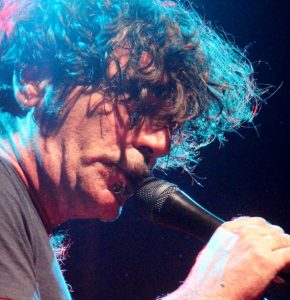 Bobo Rondelli inaugura la luminaria di via Ricasoli