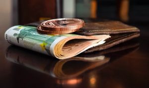 Vacanza e guai: ritrova il portafoglio ma scatta la segnalazione alla Prefettura