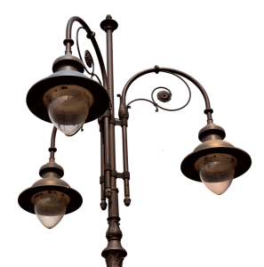 Smontati i lampioni piazza Dante e viale Carducci per essere ristrutturati