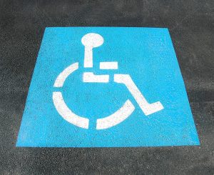 Parcheggio disabili, raddoppiano sanzioni e decurtazione punti per chi li usa senza titolo