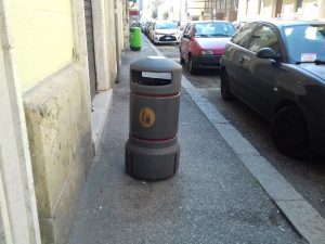 Lascia i rifiuti di casa nel cestino stradale, sanzionato un 50enne