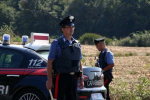 Circola con targhe non originali, multa e fermo amministrativo