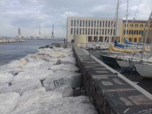 Livorno, donna trovata morta in mare al moletto Nazario Sauro