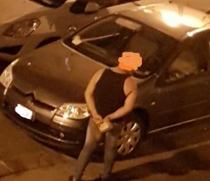 Mattone in mano e girata notturna tra le auto Mattone in mano e girata notturna tra le auto