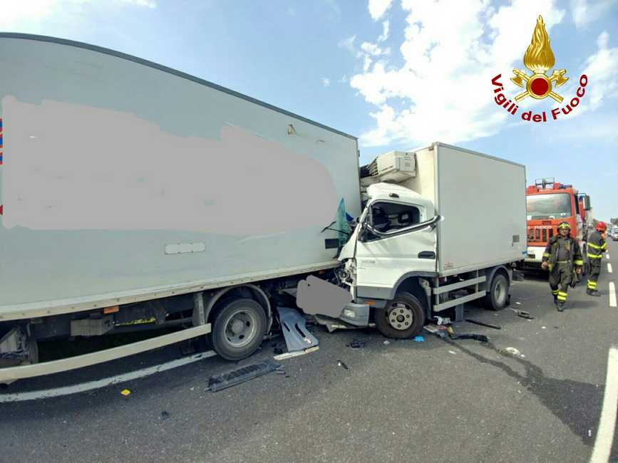 Scontro Tra Camion: Incidente Mortale Sulla Fi-Pi-Li A Vicarello ...