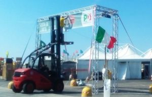 In piedi sul forklift alla festa dell'Unità