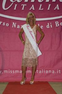 Jessica Carletti sul podio di Miss Mamma Italiana