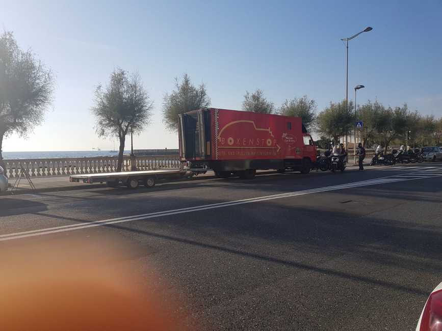 Camion tedesco parcheggiato contromano e sugli stalli blu da giorni