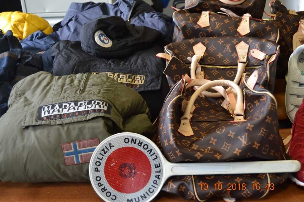 La municipale sequestra 51 oggetti di false griffe della moda