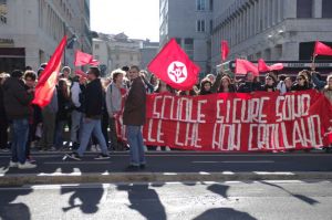 Studenti in piazza per le scuole sicure