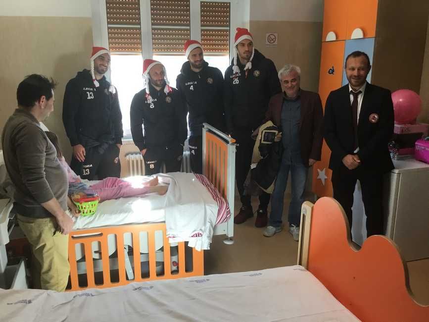 Natale 2018, in Pediatria i giocatori del Livorno Calcio