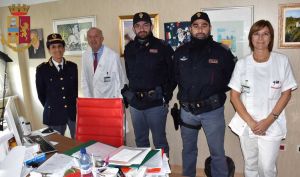 Poliziotti offesi e poi risarciti donano la somma a Pediatria