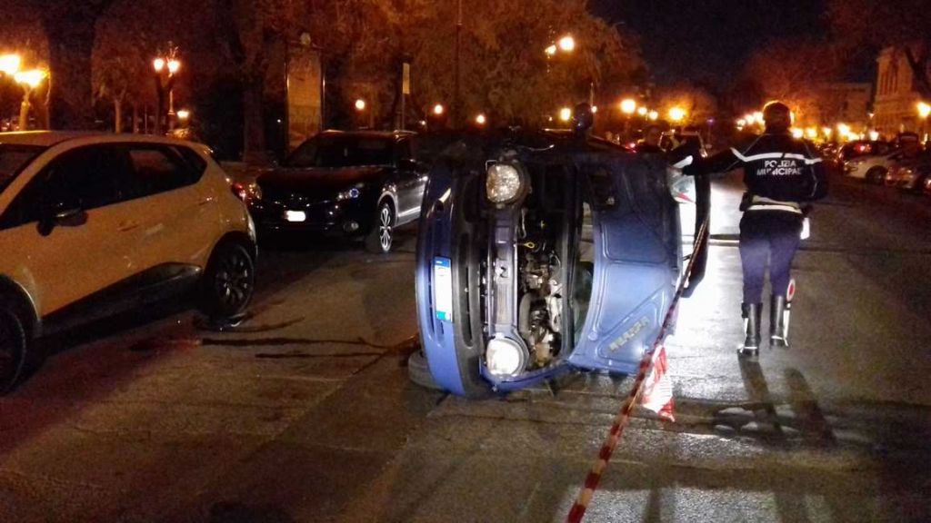 Incidente, Auto Ribaltata Su Un Fianco In Piazza Dante (Foto ...