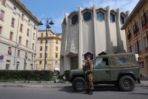 terrorismo, I parà della Folgore presidiano la sinagoga
