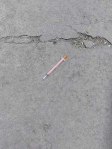 Siringhe vicino alla scuola, Perini risponde all'Amministrazione e ne mostra altre tre i 5 metri