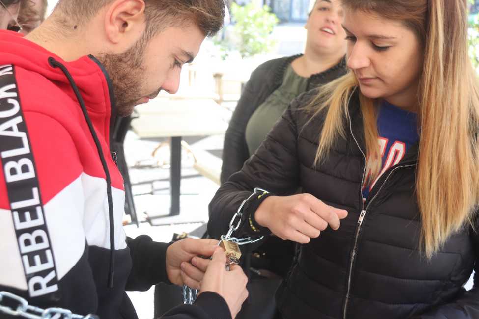 Bar Dolly, i dipendenti si incatenano (4) Livornopress