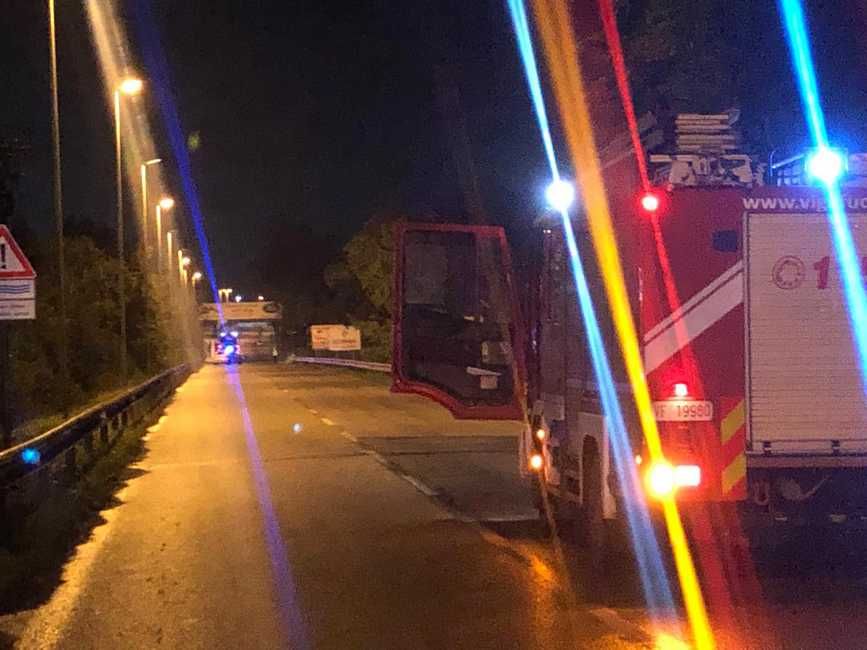 Cadono calcinacci dal sottopasso, colpita auto in via Firenze