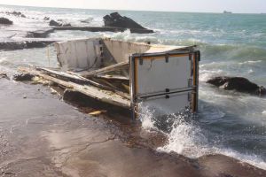 Container spiaggiato davanti al camping Miramare