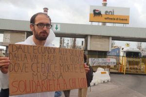 Friddays for Future protesta davanti alla raffineria Eni