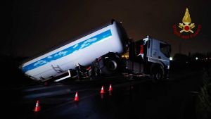 LivornoPress autocisterna gpl fuori strada incidente