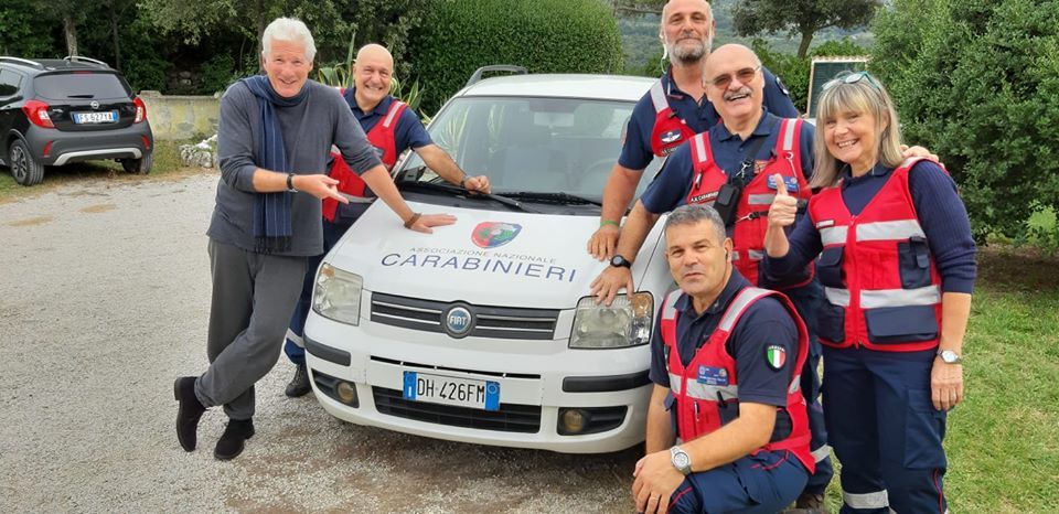 Richard Gere inaugura la macchina dell'associazione dei carabinieri sezione di Livorno