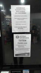 Carteli di avviso Totem Usl alla Rosa non funzionante