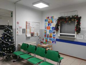 I disegni della scuola primaria Villa Corridi esposti nella sala di attesa del Laboratorio Analisi