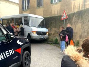 montenero scuolabus contro un muro