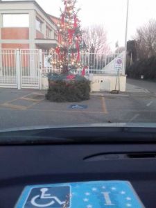 albero di Natale nel parcheggio dei disabili 