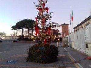 albero di Natale nel parcheggio dei disabili