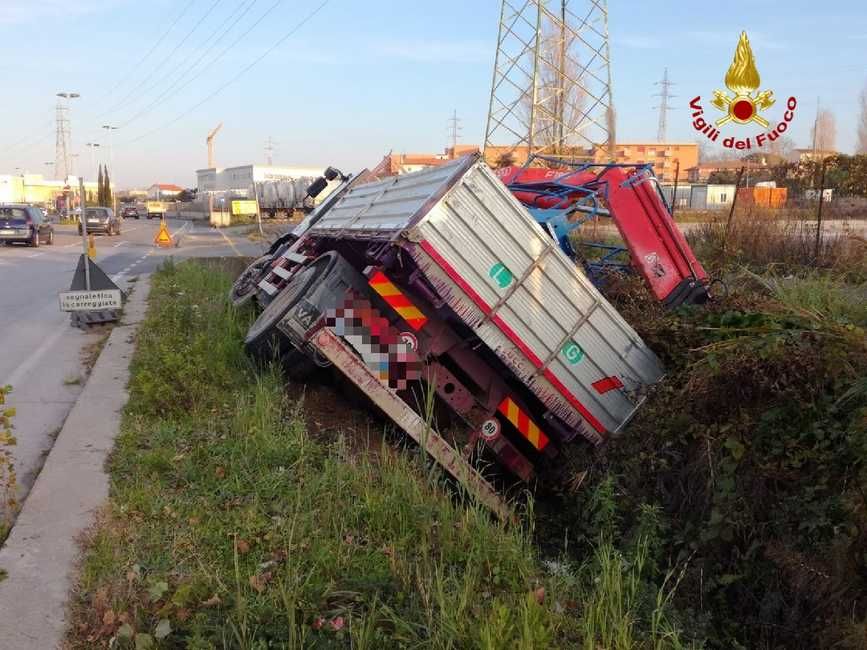 incidente camion fuori strada in via Firenze
