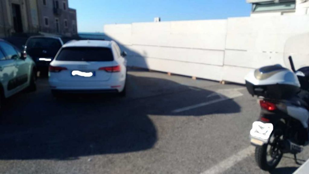 parcheggio baracchina bianca