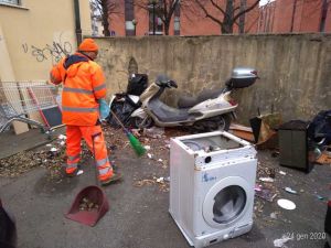 pulizia rifiuti via Giolitti