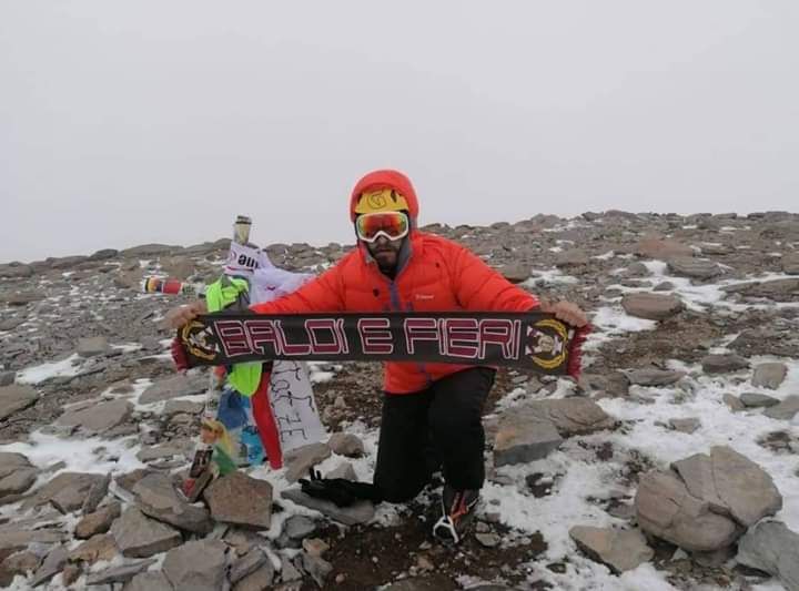 Alessio Anguillesi sulla vetta dell'Acongaua a 6962 metri con la sciarpa del Livorno