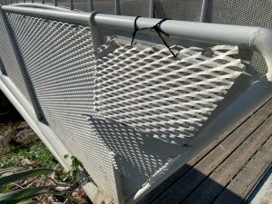 Salviano, il ponte passerella nel parco ancora i balia dei vandali