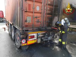 incendio rimorchio varco galvani (1)