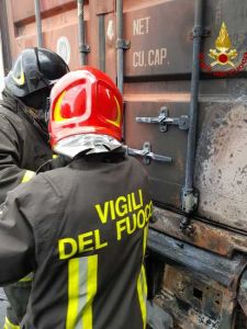 incendio rimorchio varco galvani (1)