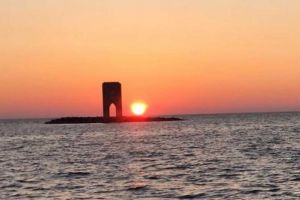 Il tramonto su Livorno e il gioco di luce con la Meloria