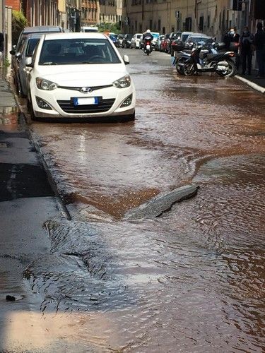 Borgo San Jacopo scoppia un tubo dell'acqua, strada allagata e voragini 