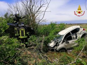 Guasticce Scontro tra auto, due mezzi finiscono fuori strada