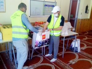 Comunità islamica si autotassa e distribuisce pacchi alimentati a tutti i bisognosi