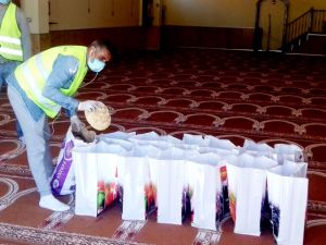 Comunità islamica si autotassa e distribuisce pacchi alimentati a tutti i bisognosi