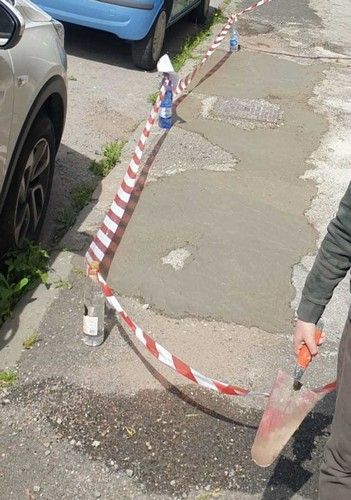 cittadino ripara marciapiede a sue spese 
