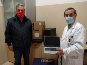 Il dottor Enrico Capochiani e il presidente di Ail Alessandro Baldi con il materiale donato