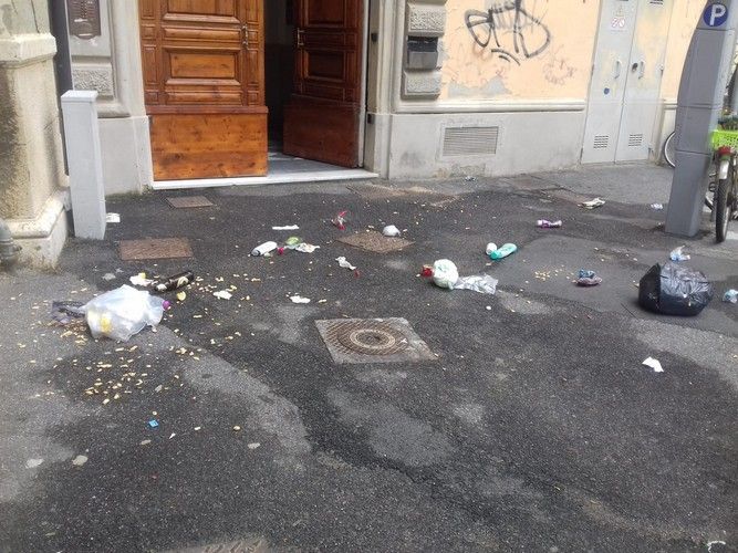 spazzatura e inciviltà in via dei Fulgidi