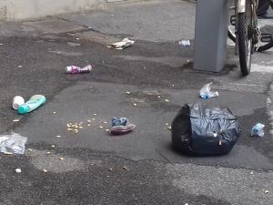 spazzatura e inciviltà in via dei Fulgidi