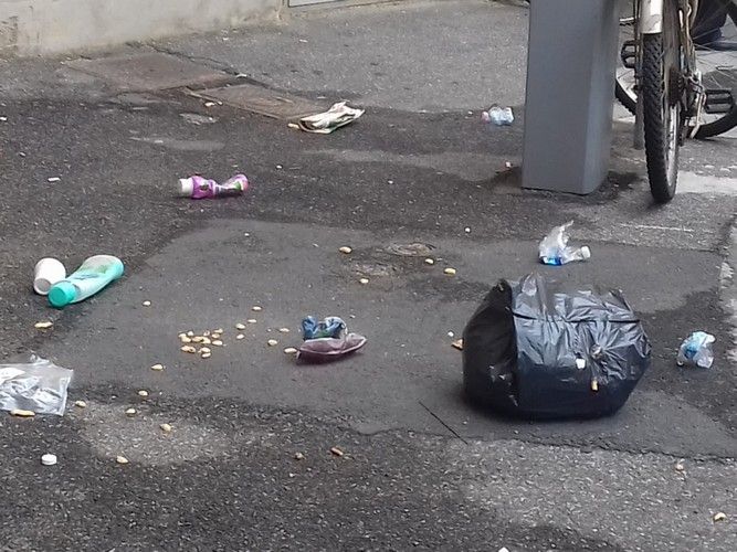 spazzatura e inciviltà in via dei Fulgidi