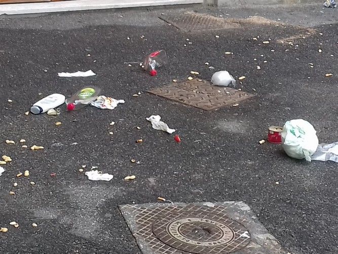 spazzatura e inciviltà in via dei Fulgidi